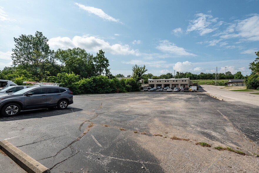 More Photos Of 1430 Willis Dr, Bloomington Warehouse For Sale