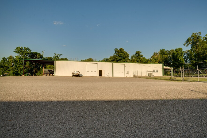 More Photos Of 2533 Highway 41A S, Shelbyville Showroom For Sale