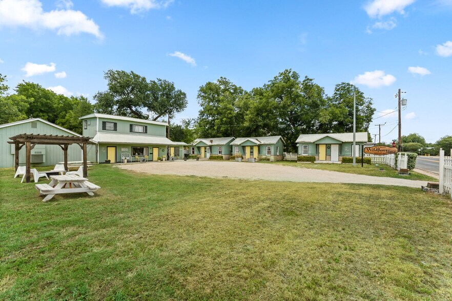 More Photos Of 702 W Wallace St, San Saba Hotel For Sale