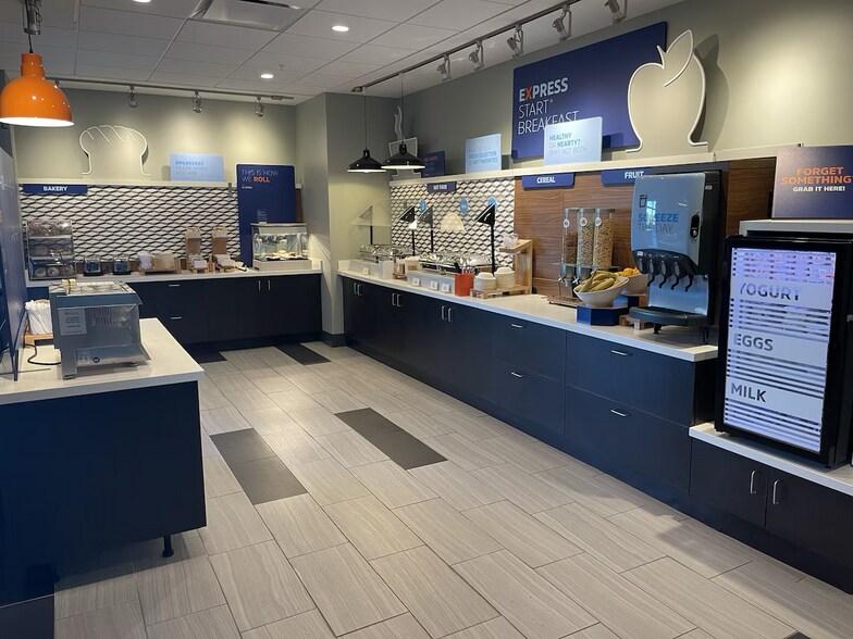 More Photos Of 19040 Evans St, Elkhorn Hotel For Sale