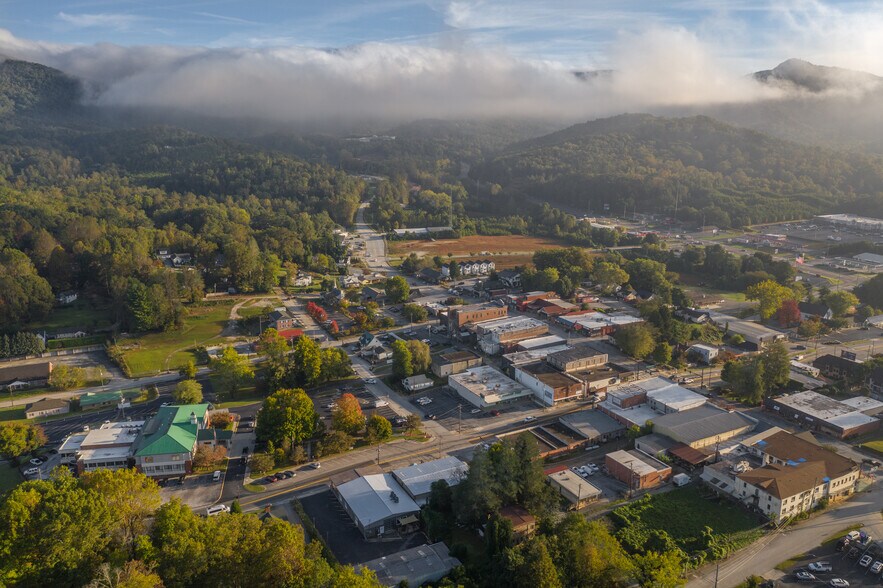 More Photos Of 118 Oak Crescent Cir, Clayton Hotel For Sale