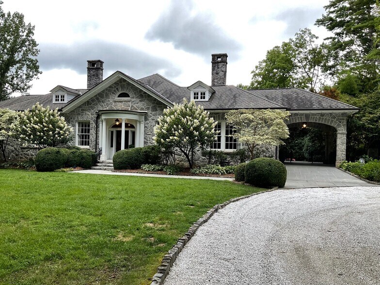 More Photos Of 60 Woodside Dr, Brevard Hospitality For Sale