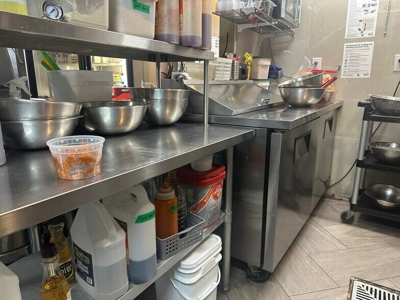 More Photos Of 3066A Hurontario St, Mississauga General Retail For Lease