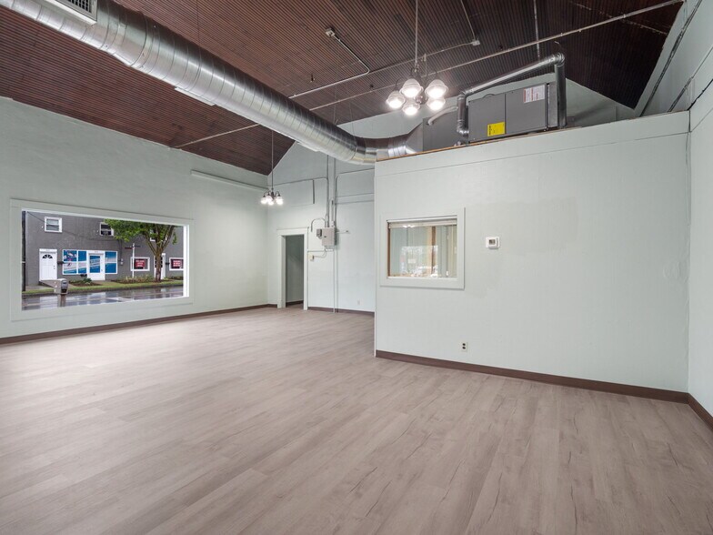 More Photos Of 200 E 4th St, Salem Freestanding For Lease