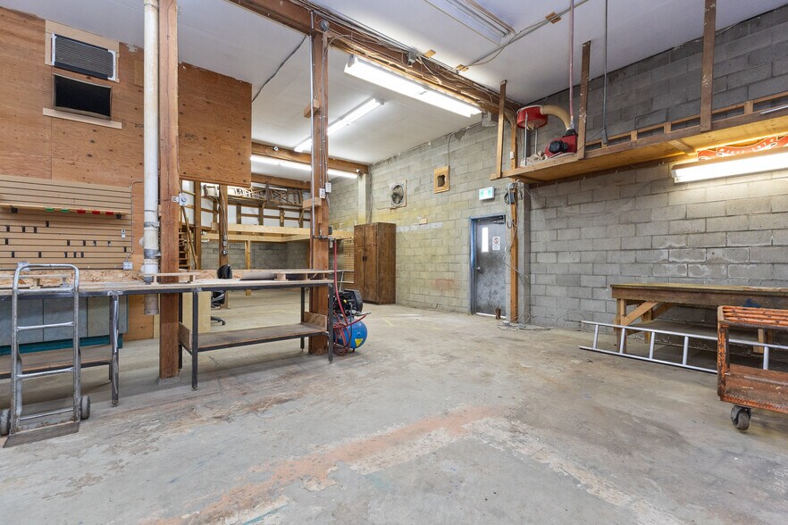 More Photos Of 2253-2265B W Railway St, Abbotsford Warehouse For Lease