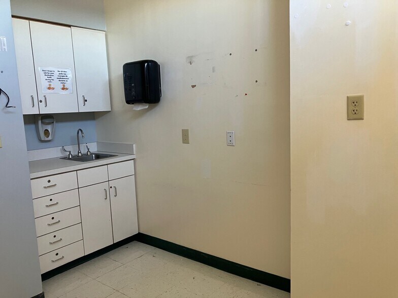 More Photos Of 29 Market Sq, Lynn Hospital For Sale