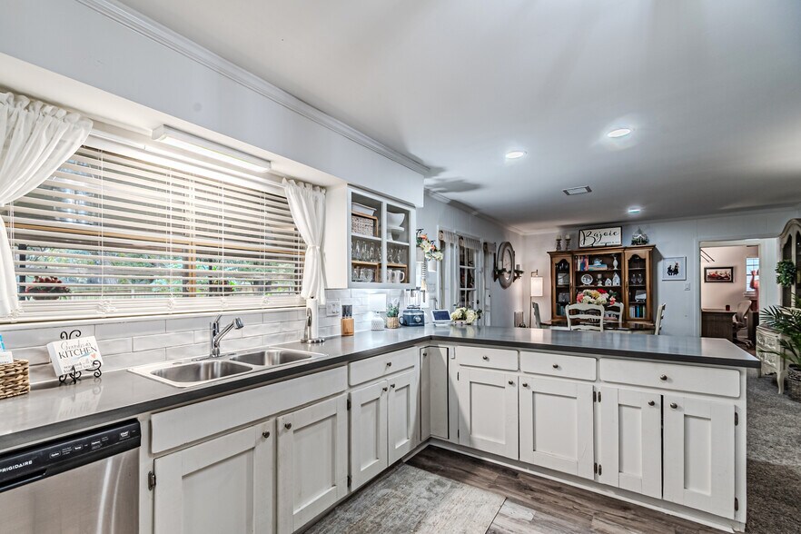 More Photos Of 2103 Taylor St, Waller Office For Sale