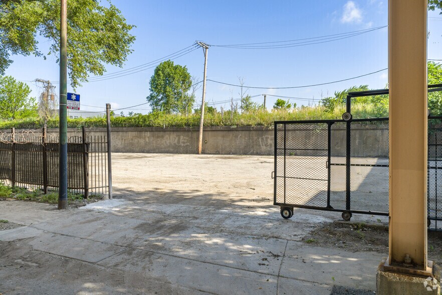 More Photos Of 5144 W Lake St, Chicago Land For Lease