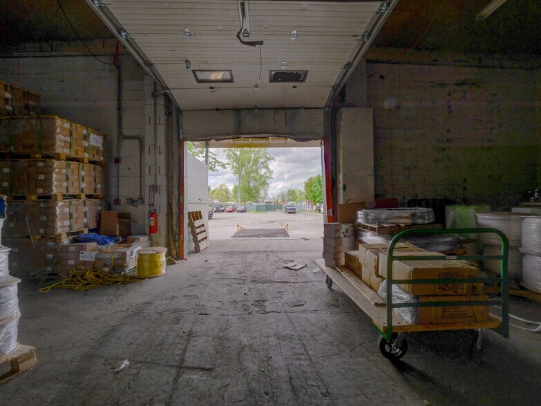 More Photos Of 122 E Railroad Ave, West Haverstraw Showroom For Lease