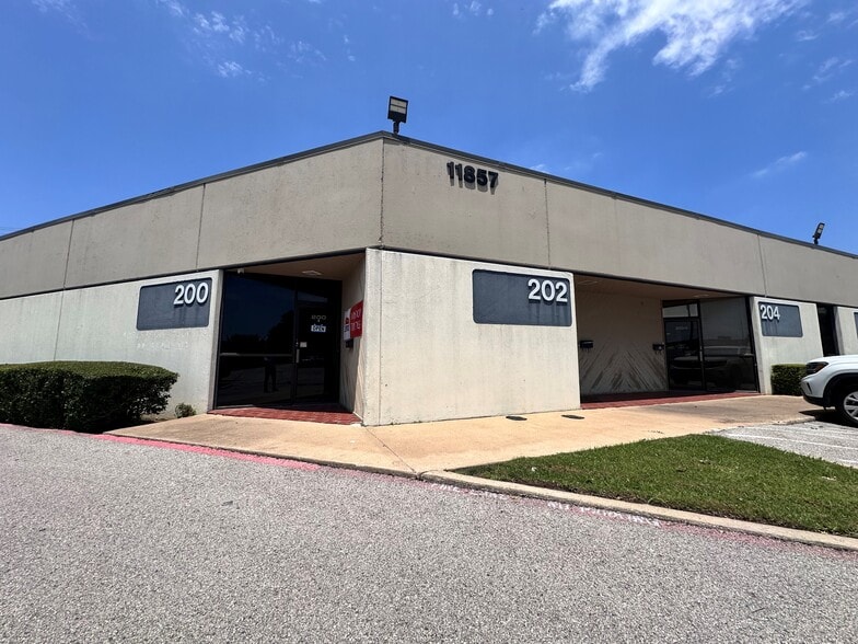 More Photos Of 11857 Judd Ct, Dallas Showroom For Lease