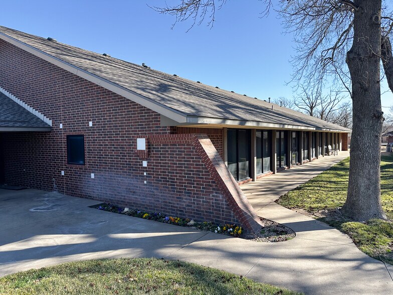 More Photos Of 2411 Heritage Trl, Enid Office For Sale