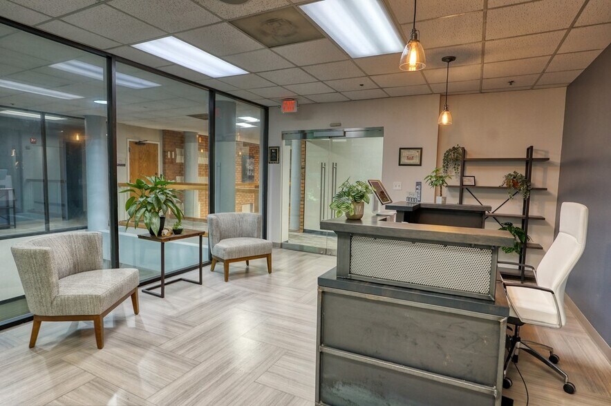 More Photos Of 9755 Dogwood Rd, Roswell Office For Lease