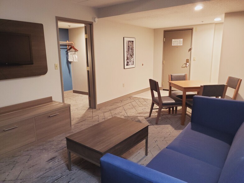 More Photos Of 3695 PA-31 East, Donegal Hotel For Sale