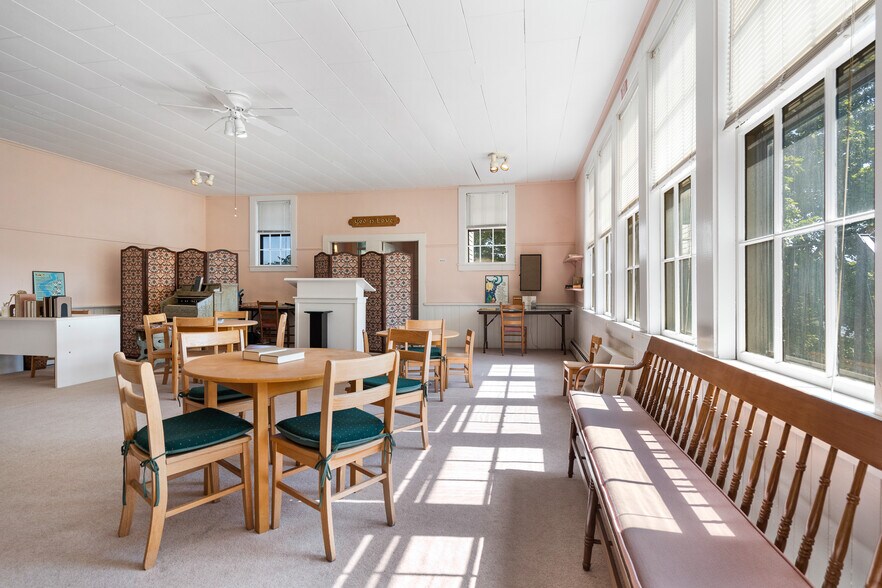 More Photos Of 25 Oak St, Boothbay Harbor Specialty For Sale