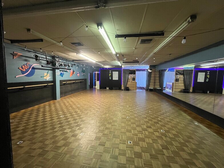 More Photos Of 1828 Edgewater Dr, Orlando Freestanding For Sale