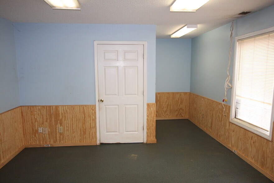 More Photos Of 691 N Cave Spring St, Cedartown Specialty For Sale