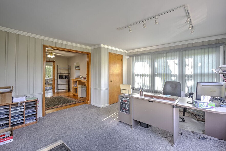 More Photos Of 719 Coshocton Ave, Mount Vernon Office For Sale