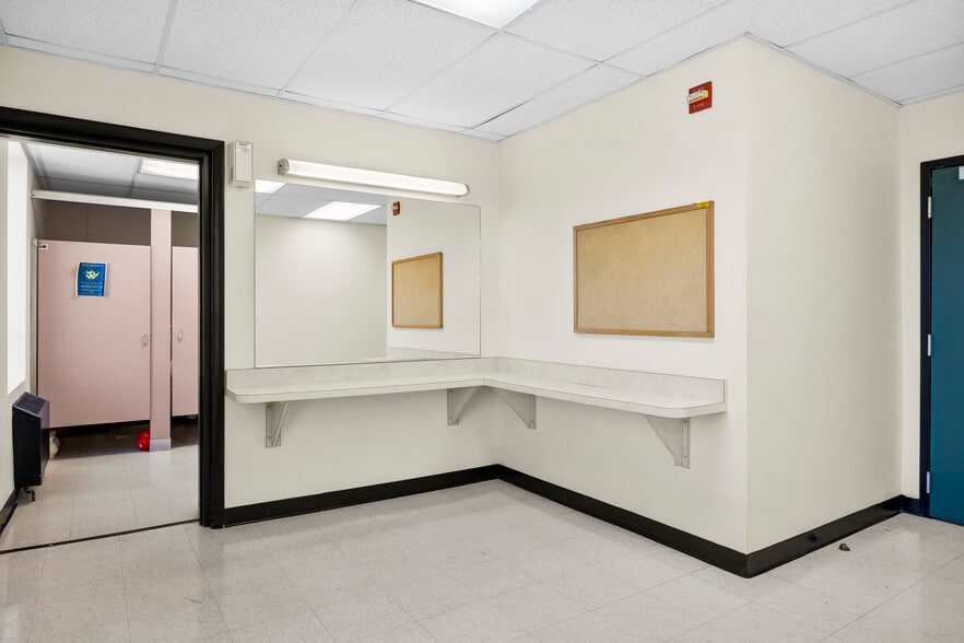 More Photos Of 30-32 N Russell Rd, Albany Office For Sale