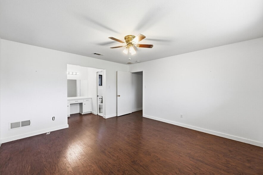 More Photos Of 1927 W Arkansas Ln, Pantego Light Manufacturing For Sale