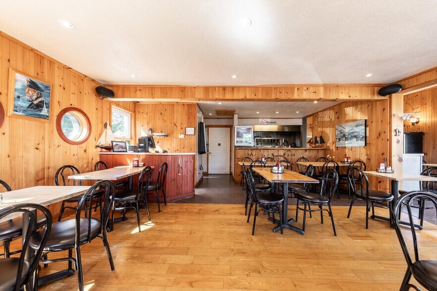 More Photos Of 880 Rue Richelieu, Beloeil Storefront For Sale