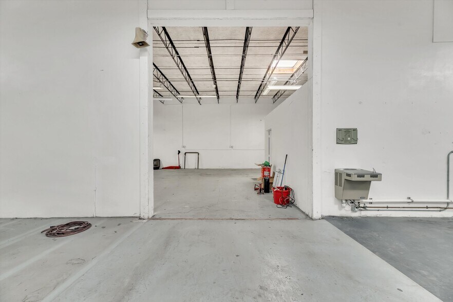More Photos Of 224 NE 32nd Ct, Oakland Park Warehouse For Sale