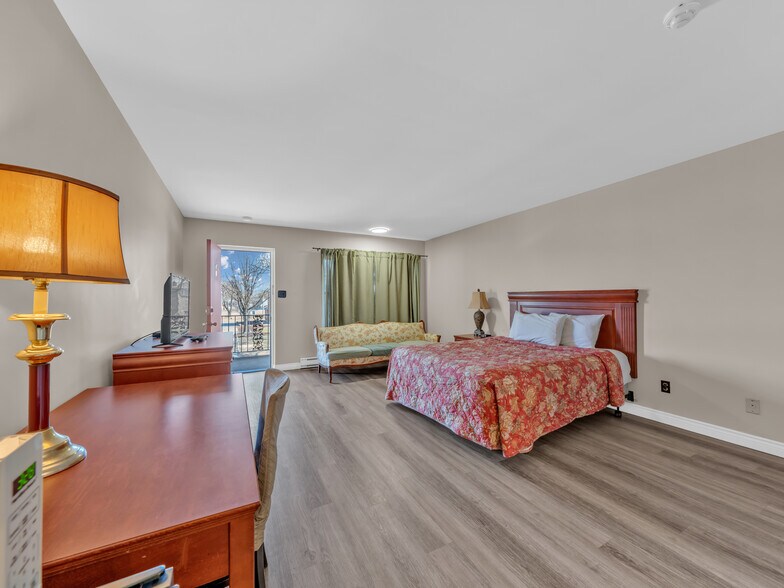 More Photos Of 2889 Howard Av, Windsor Hotel For Sale