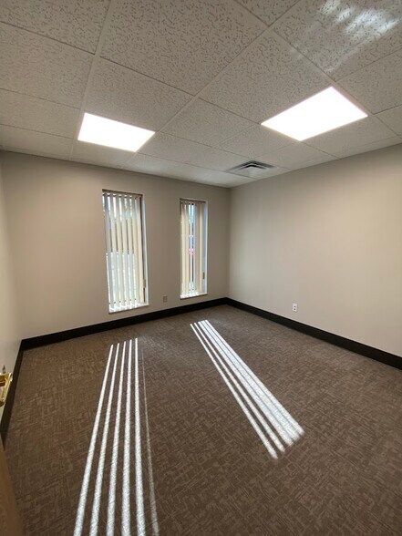 More Photos Of 15405-15469 Middlebelt Rd, Livonia Office For Lease