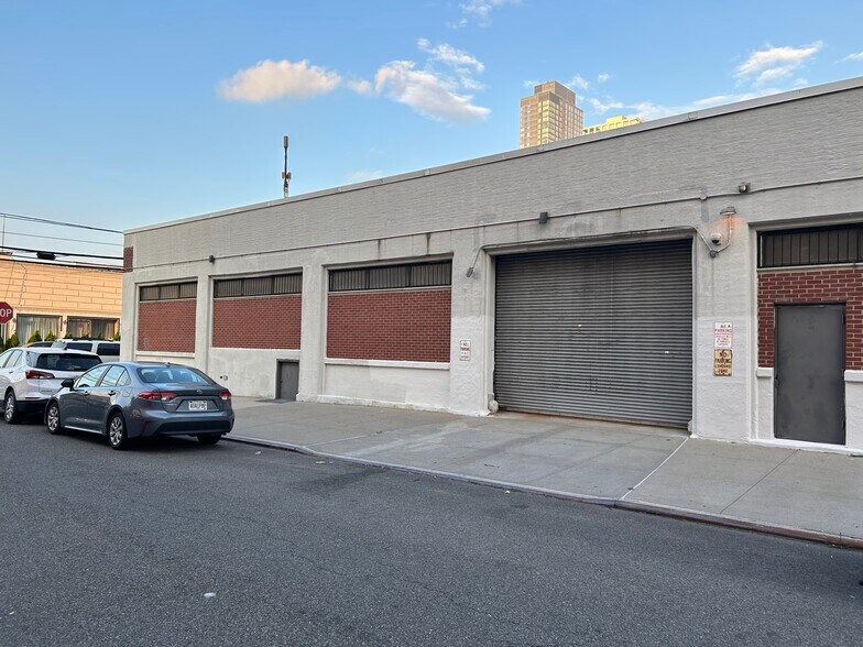 Primary Photo Of 1306 43rd Ave, Long Island City Warehouse For Lease