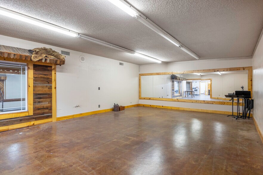 More Photos Of 655 W Cottonwood Ln, Casa Grande Showroom For Sale