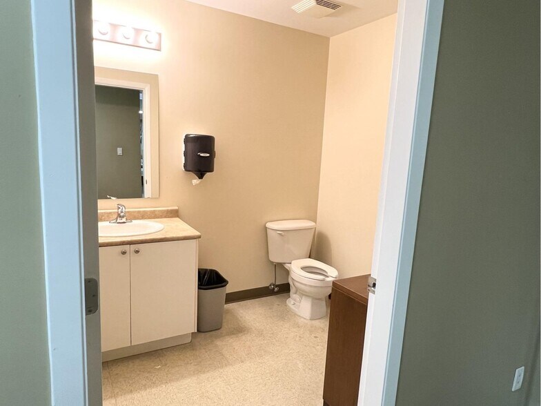More Photos Of 998 Harbourside Dr, North Vancouver Showroom For Sale
