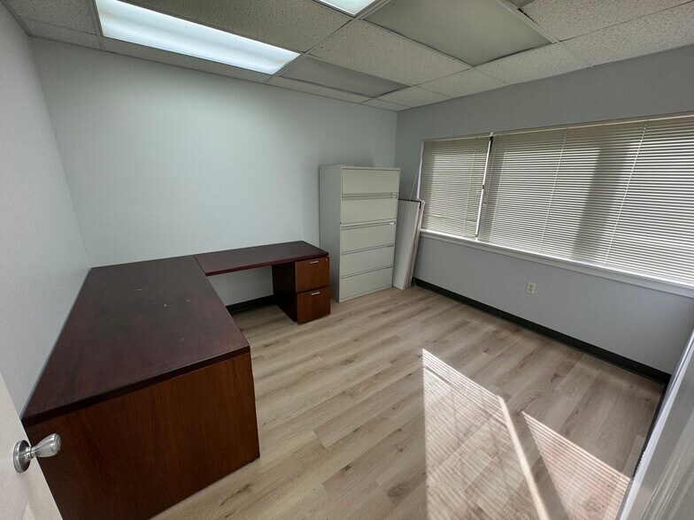 More Photos Of 8450-8456 Tyco Rd, Vienna Flex For Lease