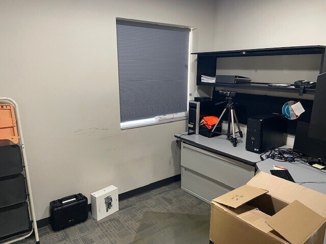 More Photos Of 2601 S Hub Dr, Independence Office For Sale