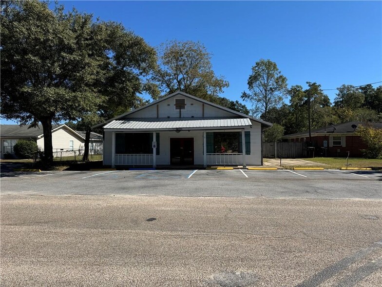 Primary Photo Of 5566 4th St, Satsuma Daycare Center For Sale