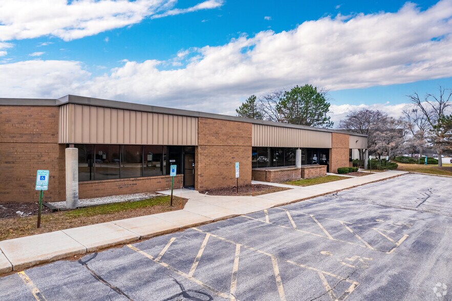 More Photos Of 9050-9088 N Deerbrook Trl, Brown Deer Flex For Sale