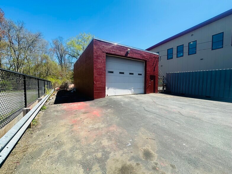 More Photos Of 130 Cross St, Winchester Service For Lease