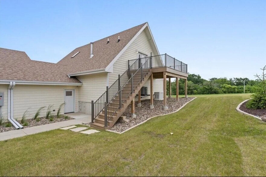 More Photos Of 1805 S 8th Ave E, Newton Specialty For Sale