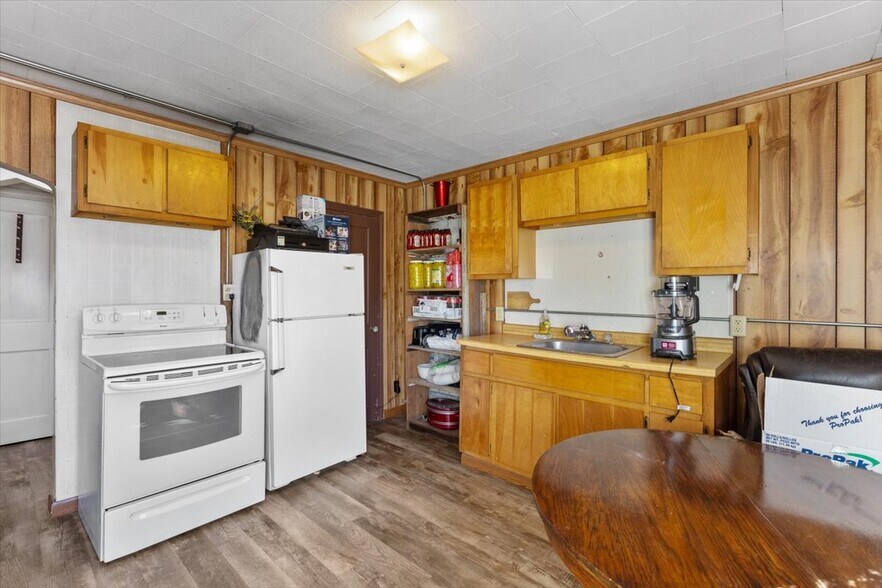 More Photos Of 1034 8th St, Onawa Bar For Sale