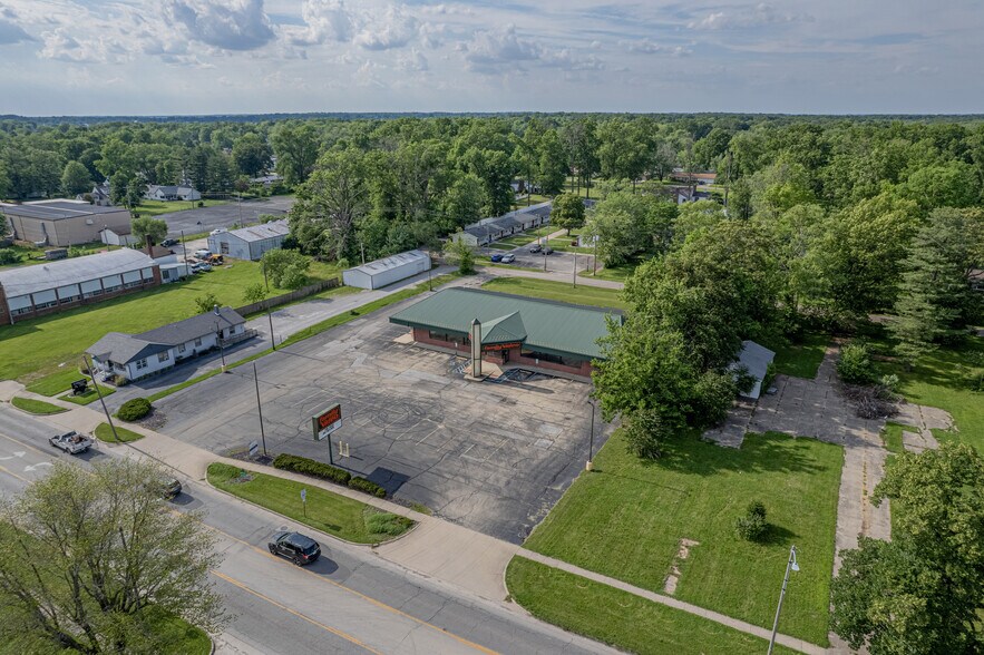 More Photos Of 612 W Main St, Salem Freestanding For Lease