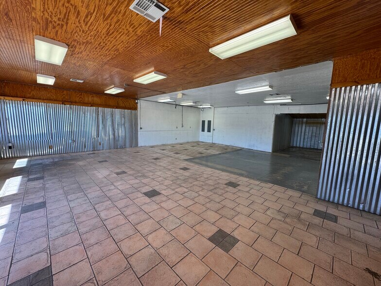 More Photos Of 100 E 9th St, Ada Warehouse For Lease