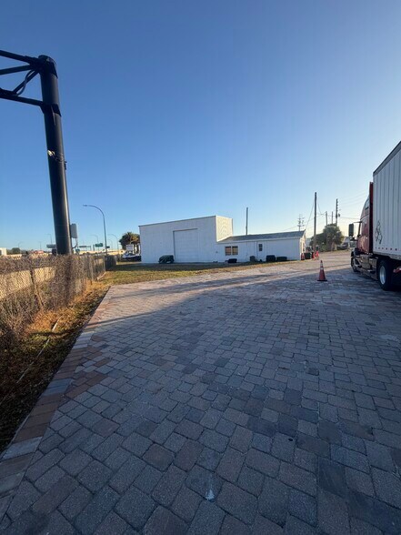 More Photos Of 3303 37th St, Orlando Warehouse For Lease