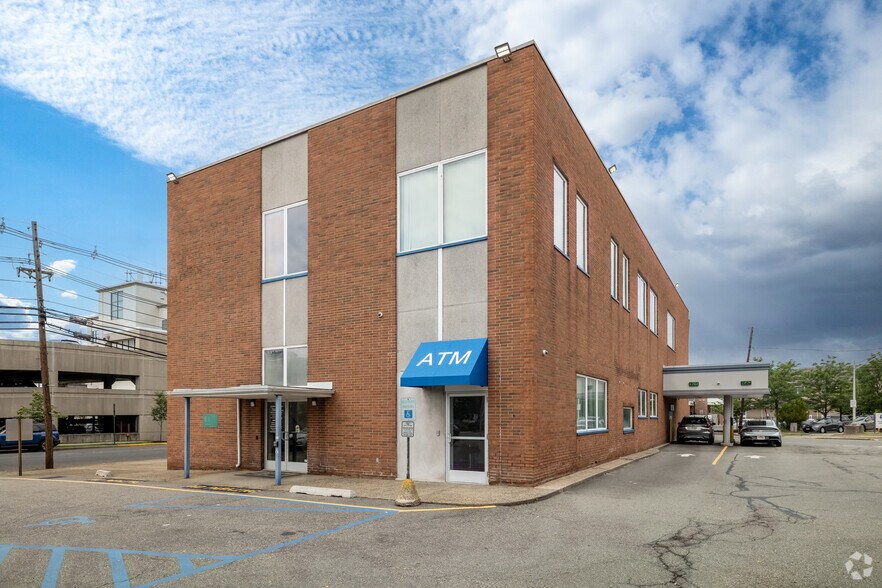 More Photos Of 380 Berry St, Woodbridge Office For Sale