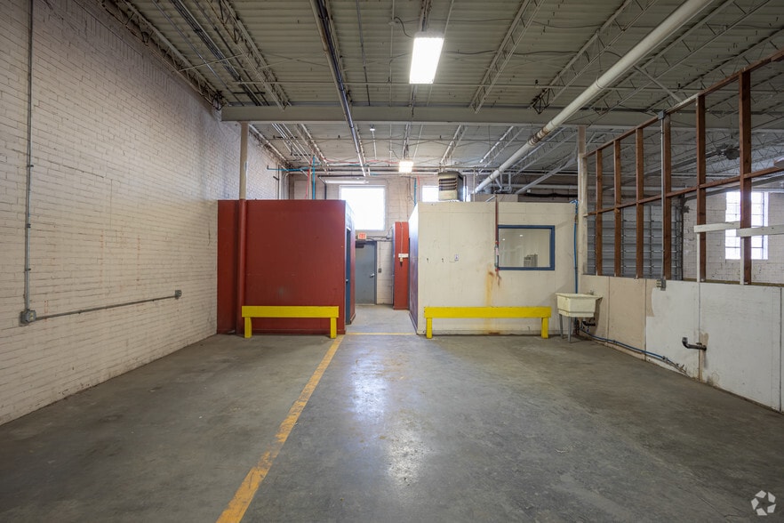 More Photos Of 88-92 Sunshine Rd, Kansas City Distribution For Lease