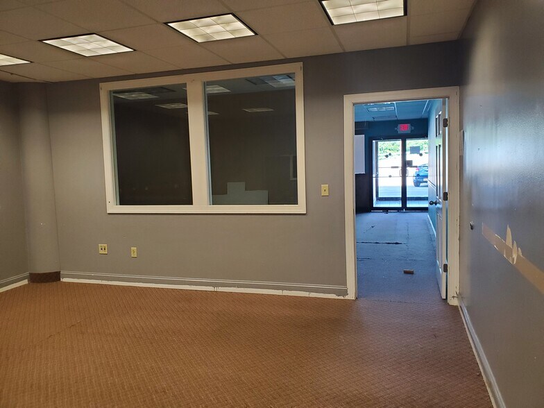 More Photos Of 2425 Hyde Park Blvd, Niagara Falls Freestanding For Lease