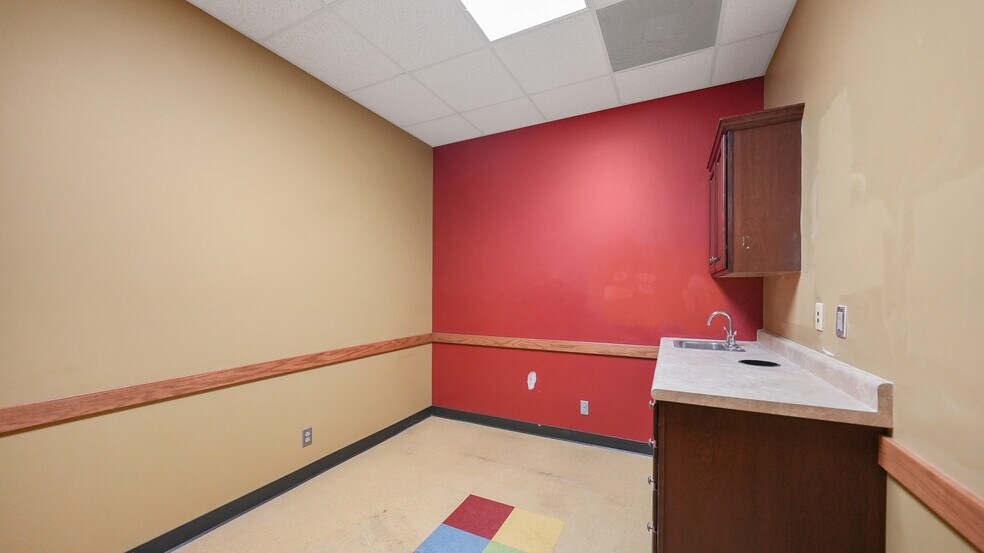 More Photos Of 2265 Bagnell Dam Blvd, Lake Ozark Office For Sale