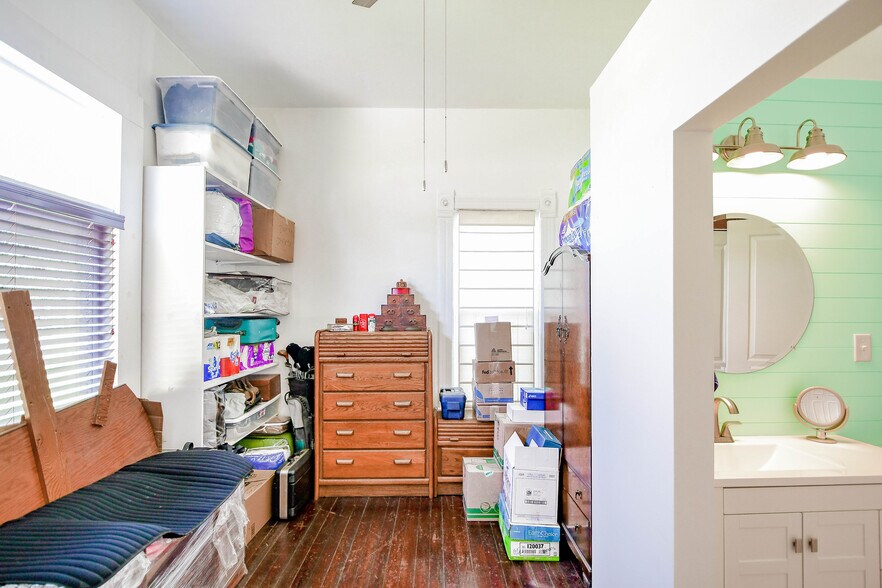 More Photos Of 512 N Travis St, Granbury Hospitality For Sale