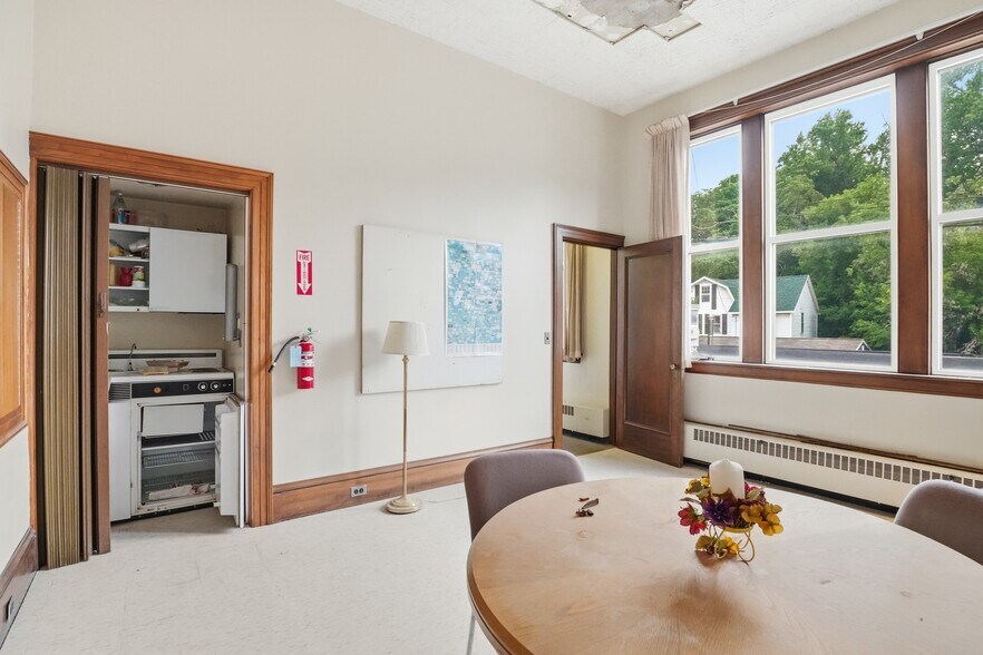 More Photos Of 14-16 Main St S, Perry Bank For Sale