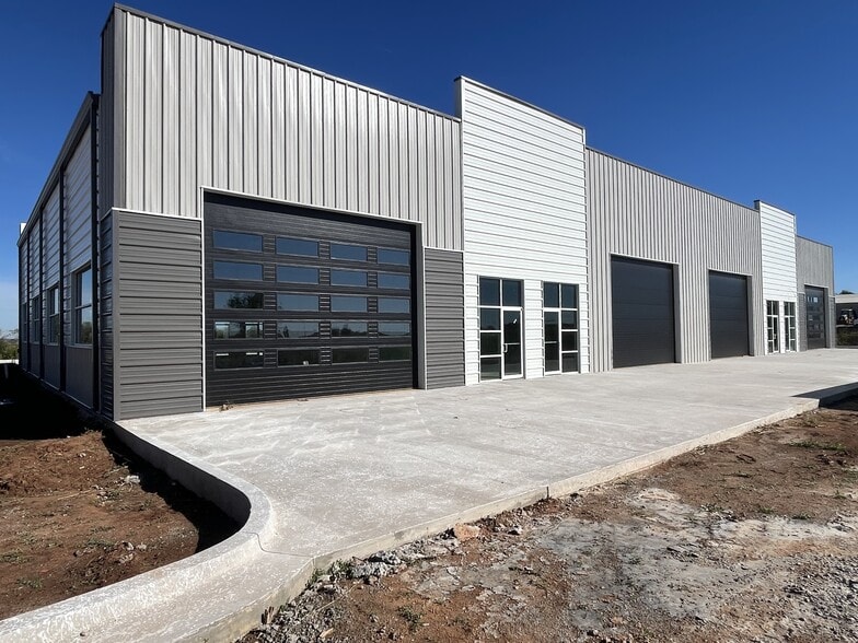 Primary Photo Of 11725 N Morgan Rd, Yukon Manufacturing For Lease