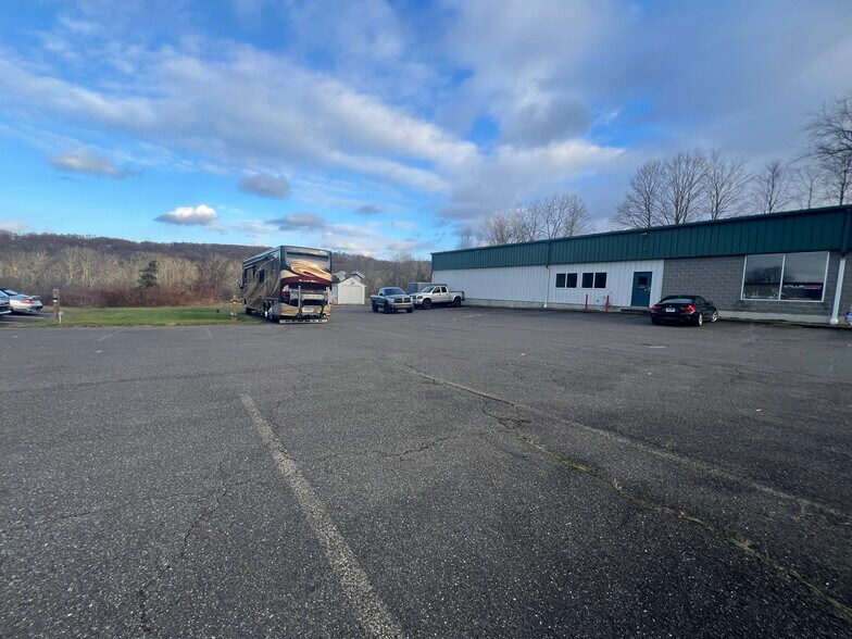 More Photos Of 571 Danbury Rd, New Milford Auto Repair For Sale