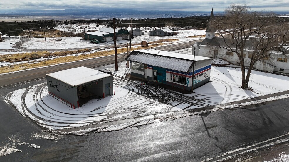 More Photos Of 100 W Geneva, East Carbon Convenience Store For Lease