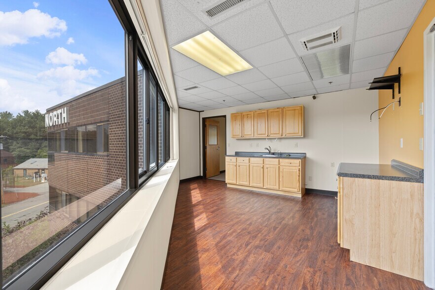 More Photos Of 1 Olde North Rd, Chelmsford Office For Lease